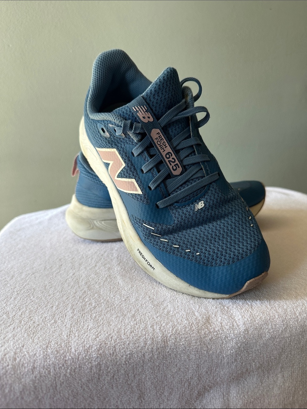 Girls New Balance fresh foam 625